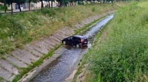 Nesvakidašnja nezgoda: Automobil završio u koritu rijeke FOTO