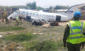 Nezgoda po slijetanju! Avion izletio s piste pa se zabio u metalnu ogradu VIDEO