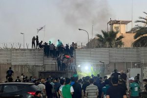 Zapaljena zgrada: Stotine demonstranata upale u ambasadu Švedske u Bagdadu