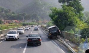 Neobična saobraćajna nezgoda: Vozač se džipom popeo na bankinu
