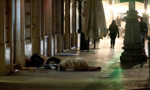 Beskućnici “gore” na ulicama! Problema zbog visokih temperatura sve više