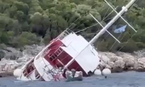 Svi putnici evakuisani na vrijeme: Potonuo turistički brod na Jadranu FOTO
