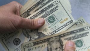 Greška blagajnika: Muškarac do kraja života godišnje prima 25.000 dolara