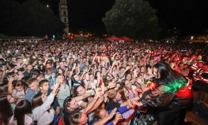 Koncert za nezaborav: Dragana Mirković oduševljena publikom u Čelincu FOTO