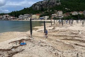 Stanovnici turističkog naselja još uvijek u šoku: Fekalije završile na plaži u Dalmaciji FOTO