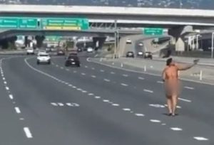Gola žena izašla iz auta i zapucala po auto-putu VIDEO