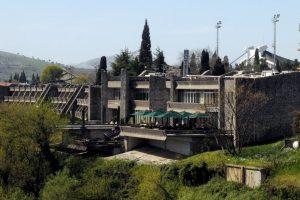 Zbog dojave o bombi: Hotel “Podgorica” i zgrada “Bemaksa” evakuisani, na terenu policija