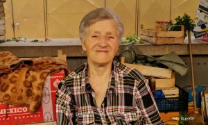 Sa Petrićevca stigla neočekivana voćka: Evo šta baka Jorgovanka nudi na Tržnici FOTO