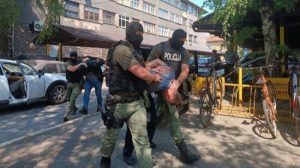 Jedan dobio mjere zabrane: Uhapšeni policajci iz Kaknja ostaju u pritvoru