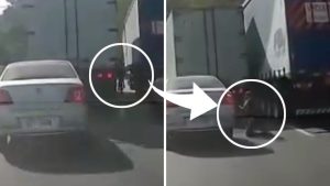 Šok snimak koji ledi krv: Biciklista obišao dva kamiona, a onda su ga oni smotali “u sendvič” VIDEO