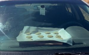 Kada nema rerne može i ovako: Keks ispekli u automobilu VIDEO
