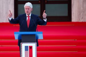 Bil Klinton pozvao kosovsku vlast da promijeni ponašanje prema Srbima