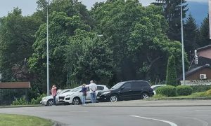 Neiskusnim vozačima zadaje muke: Udes u kružnom toku u Banjaluci