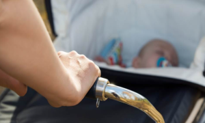 Roditelji, oprez! Prekrivanje dječjih kolica može izazvati više štete nego koristi