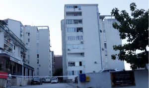 Opsadno stanje u Makarskoj: Muškarac prijetio da će skočiti sa devetog sprata, kao taoce satima držao ženu i ćerke