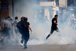 Pogođen gumenim metkom: Pokrenuta istraga zbog ubistva mladića u neredima u Marseju