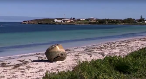 Džinovski metalni predmet na plaži u Australiji zbunio mještane i policiju VIDEO