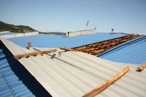 Posljedice nevremena u Modriči: Snažan vjetar odnio dio krova sa Srednjoškolskog centra