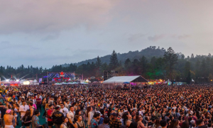 Skandal! Prekinut muzički festival jer je frontmen na sceni poljubio kolegu