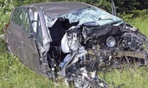 Nesreća se graniči sa čudom! Vozač (80) zaspao za volanom, udario u drvo i sam izašao