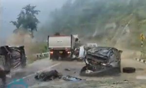 Dvije osobe poginule, a tri povrijeđene: Stijena se odronila na put i zdrobila vozila VIDEO