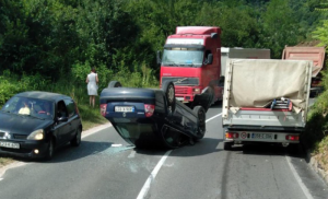 Vozači, oprez! Nesreća na izlazu iz Banjaluke, automobil na krovu FOTO