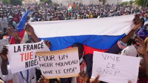 Pristalice pučista u Nigeru marširaju sa ruskim zastavama, zapalili vrata ambasade Francuske