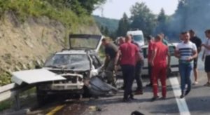 Teška saobraćajna nesreća: Ima povrijeđenih, uništeni automobili na cesti VIDEO