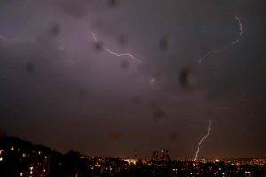 Upozoranja i u Srbiji: Evo šta da radite tokom nevremena i oluje