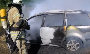 Vatra “progutala” automobil! Buktinja na putu uznemirila vozače oko Prijedora VIDEO