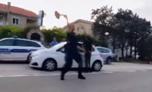 Da nije opasno – bilo bi smiješno: Policajac gađao motociklistu stop palicom VIDEO