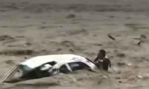 Drama! Bujica nosi auto kao da je igračka, muškarac spasen u zadnji čas VIDEO