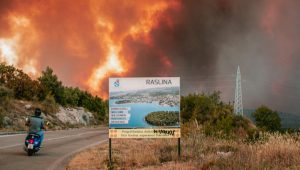 Lokalizovan požar na teritoriji Šibenika, povrijeđeno pet vatrogasaca