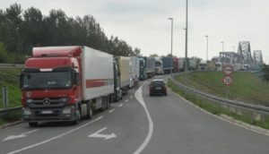 Upozorenje za vozače: Na Rači duga kolona teretnih vozila, koristiti Pavlovića most