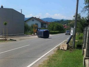 Vozači oprez: Saobraćajka kod Čelinca, autom izvalio stacionarni radar, pa se prevrnuo na krov