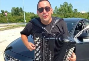 Oglas u stihu: Popularni harmonikaš uz pjesmu prodaje auto VIDEO
