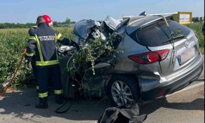 Jeziva slika smrskane “mazde” nakon nesreće: Vozač na mjestu mrtav, njegova supruga u bolnici