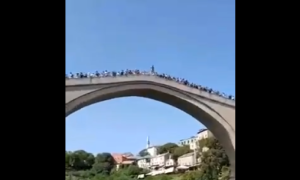 Za dlaku izbjegao čamac! Skok sa Starog mosta u Mostaru umalo završio tragično VIDEO