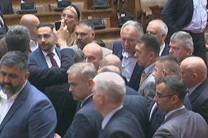 Metež u Skupštini Srbije: Opozicija traži da Martinović napusti salu