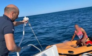 Bura ga nosila sa gumenim čamcem: Spasen Slovenac na moru kod Budve