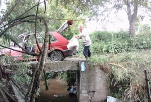 Sramotno: Vozačica “Golfa” bacala vreće životinjskog otpada u rijeku VIDEO