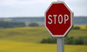 “Udarac” od skoro 400 KM: Kazna ako se u potpunosti ne zaustavite ispred znaka “Stop”
