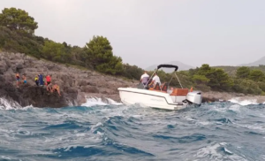 Tuga! Jedna osoba se udavila, tri povrijeđene – talasi ih bacili na stijene!?