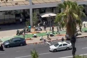 Napad u Tel Avivu: Autom naletio na ljude i ubadao ih nožem, najmanje šestoro mrtvih VIDEO