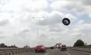 Neobična, ali i opasna scena! Točak otpao sa vozila i “letio” auto-putem VIDEO