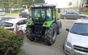 Novo Grujić na posao u centar Banjaluke došao traktorom: Ovo je razlog