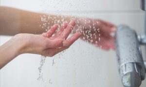 Obratite pažnju na jednu stvar: Da li je zdravo da se umivate tokom tuširanja