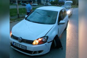 Saobraćajna nezgoda u Banjaluci: Vozilom “pokupio” saobraćajne znakove, vozač zadobio lakše povrede