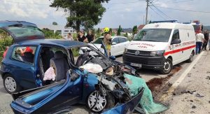 Stravičan sudar dva auta i kamiona: Vatrogasci izvlačili povrijeđene FOTO