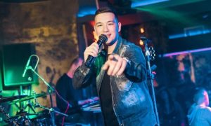 Sjajan vokal i boemska atmosfera: Uroš Živković u petak stiže u Agape